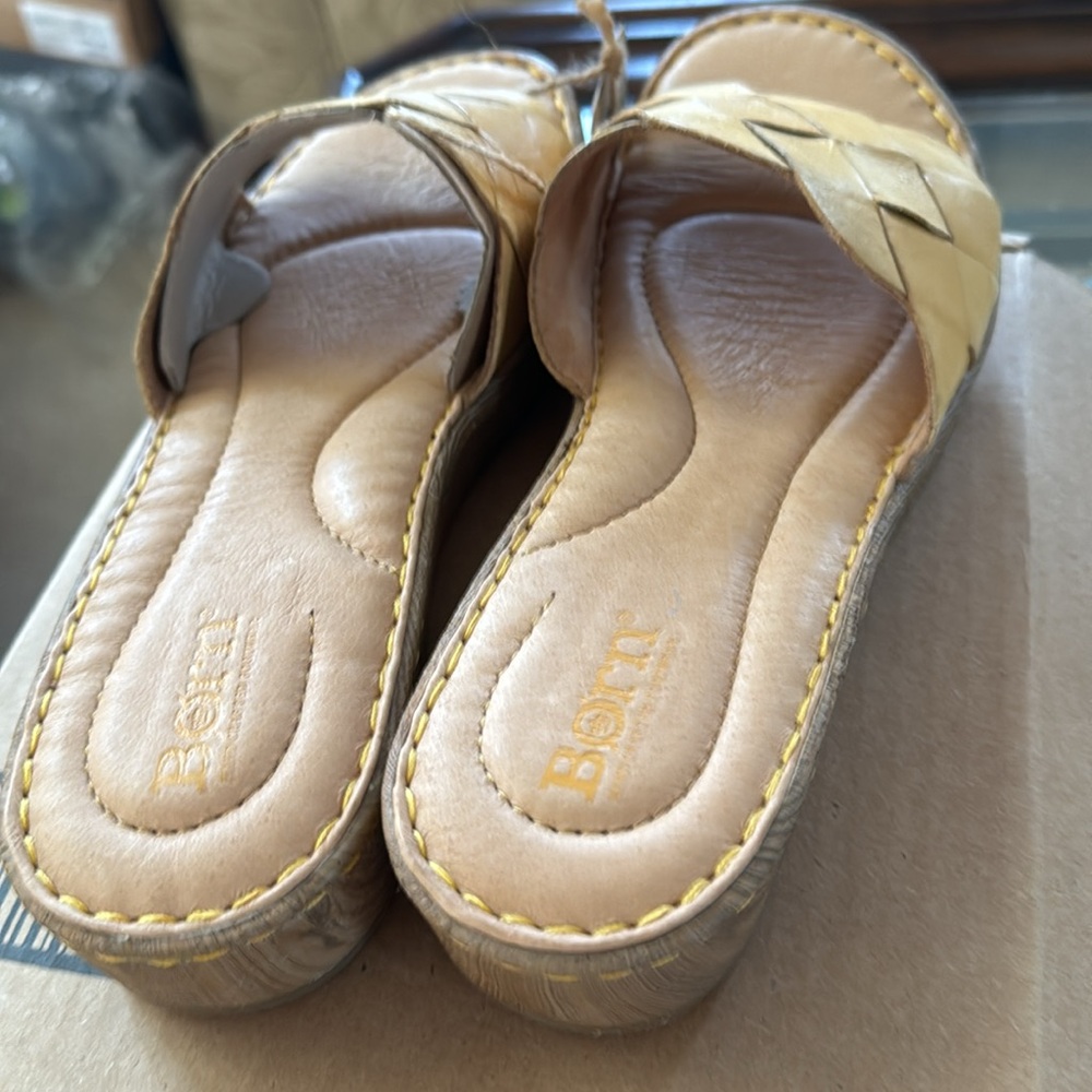 Born women’s sandals size 9 leather handcrafted color is yellow. Wooden heel - Picture 6 of 8